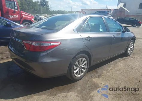 2017 Toyota Camry Le z USA, uszkodzony, nr VIN 4T1BF1FK2HU658361